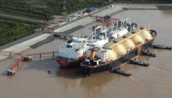 Aumenta la crisis por la falta de gas: El Gobierno no confirma el pago de los barcos importados