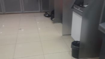 Foto viral: La crisis tiene a gente durmiendo en cajeros automáticos en Necochea