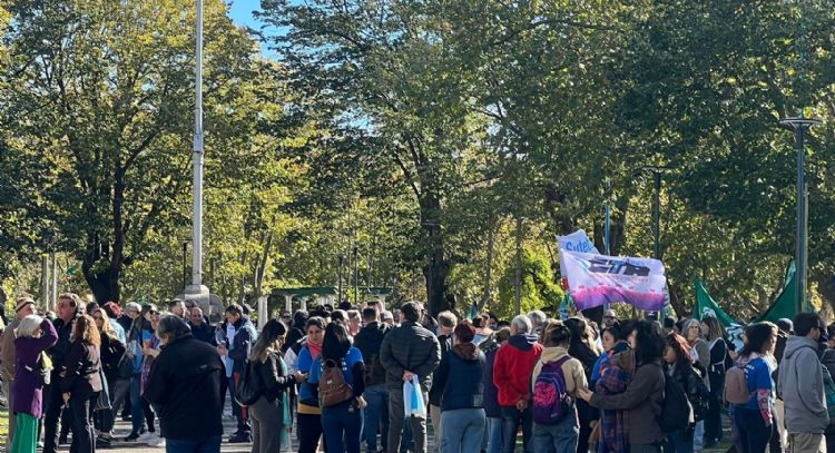 Marcha contra el DNU en Necochea: "Milei es quien nos convoca acá en función del ataque a la clase trabajadora"