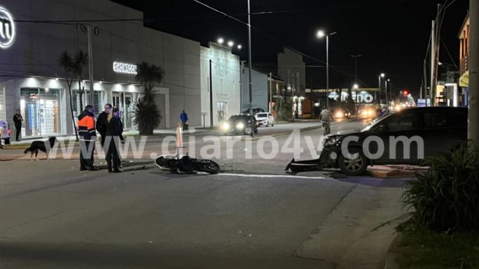 Accidente fatal en 75 y 54: Un motociclista murió al chocar contra una camioneta