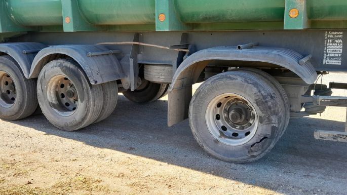 Ruta 227: Fuerte choque entre una camioneta y un camión en el acceso a Lobería dejo a dos personas heridas