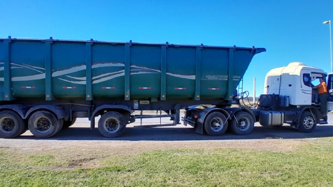 Ruta 227: Fuerte choque entre una camioneta y un camión en el acceso a Lobería dejo a dos personas heridas