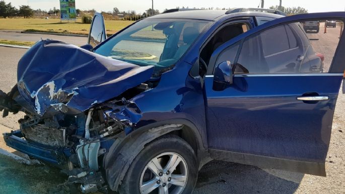 Ruta 227: Fuerte choque entre una camioneta y un camión en el acceso a Lobería dejo a dos personas heridas