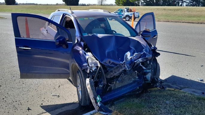 Ruta 227: Fuerte choque entre una camioneta y un camión en el acceso a Lobería dejo a dos personas heridas