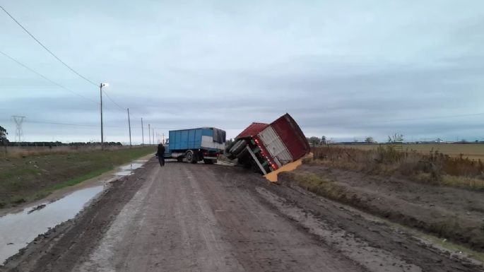 Un camión volcó su carga en el ingreso a “El Chiquero”