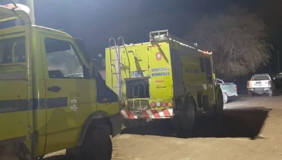 Rápida acción de vecinos y bomberos contiene incendio en Quequén: Una mujer internada