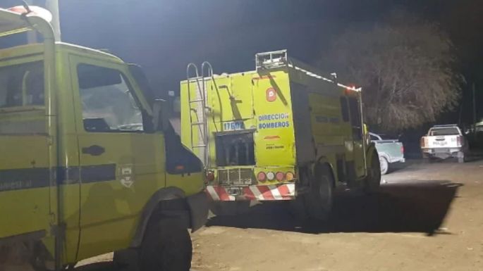 Rápida acción de vecinos y bomberos contiene incendio en Quequén: Una mujer internada