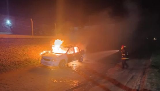 Un incendio consumió por completo a un automóvil en Quequén