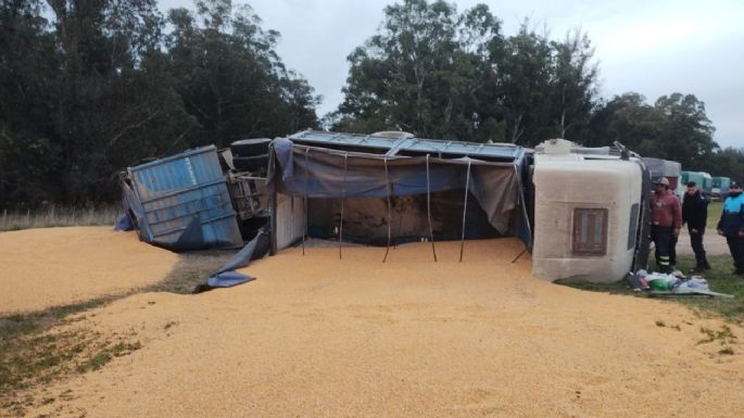 Accidente en la Ruta 88: Transportista herido tras volcar su camión cargado de maíz