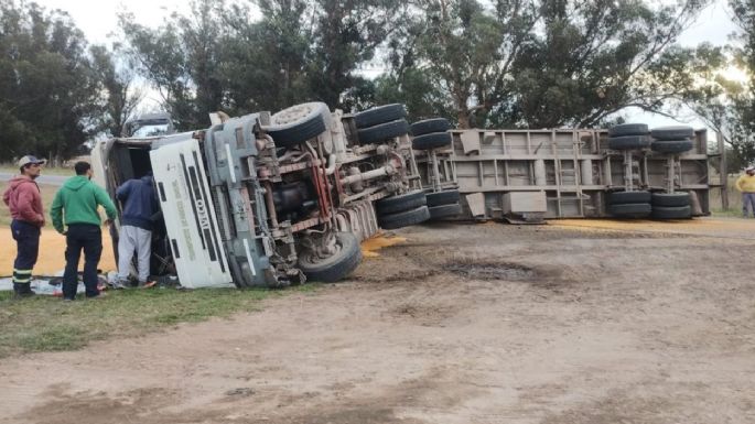 Accidente en la Ruta 88: Transportista herido tras volcar su camión cargado de maíz