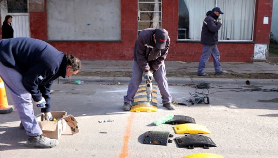 San Cayetano instaló reductores de velocidad frente a dos escuelas