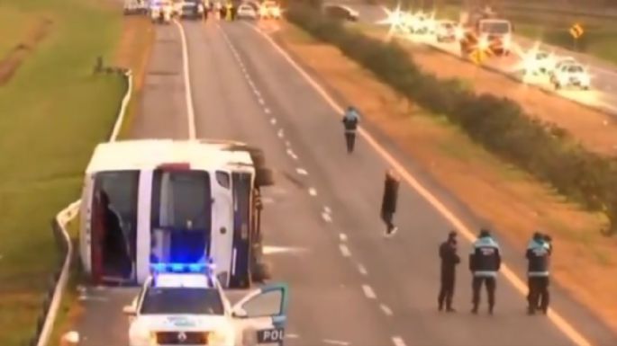 Volcó un micro en la Ruta 2 y dejó al menos 15 heridos: Tenía más de 20 multas por exceso de velocidad