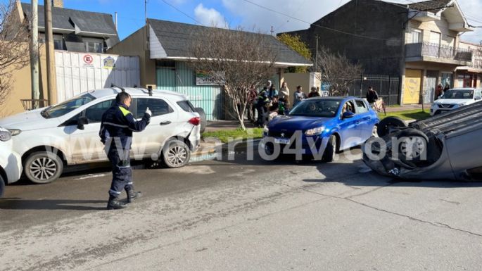 Tres heridos leves tras un vuelco en la Avenida 75