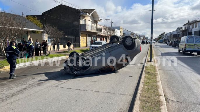 Tres heridos leves tras un vuelco en la Avenida 75