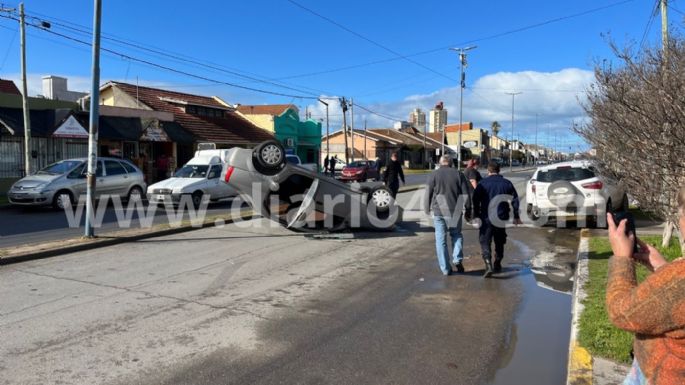 Tres heridos leves tras un vuelco en la Avenida 75