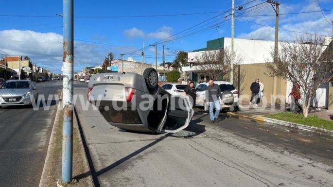 Tres heridos leves tras un vuelco en la Avenida 75