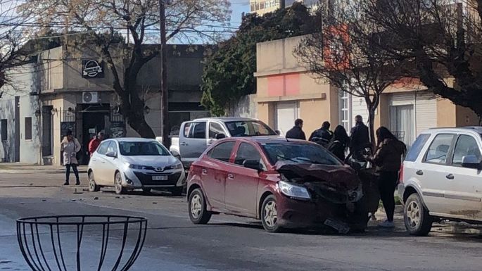 Otro accidente: Una mujer herida en un fuerte choque entre una camioneta y un coche en 68 y 65