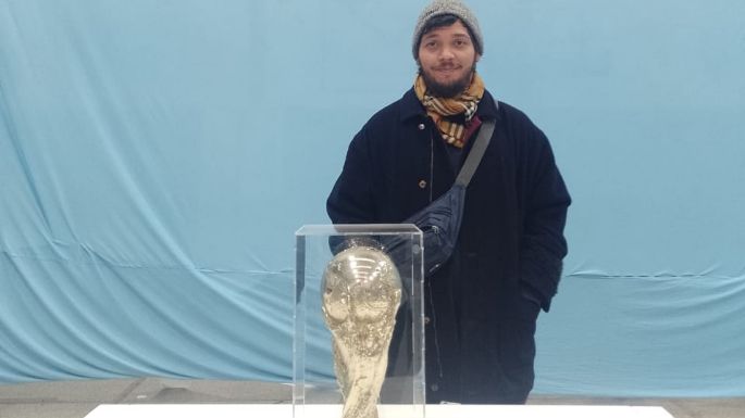 La réplica de la Copa del Mundo ya se exhibe en el ex Colegio Nacional