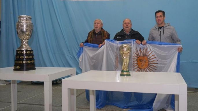 El intendente también tuvo su foto con las Copas