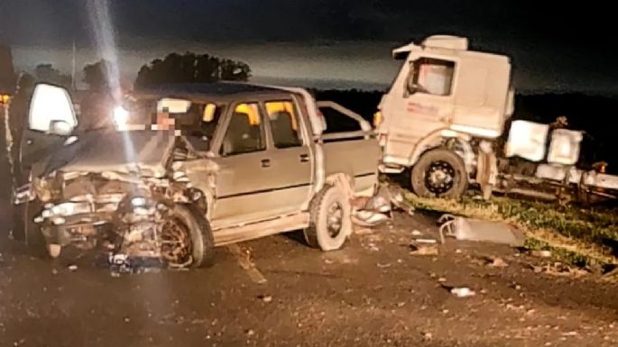 Un herido tras un fuerte choque frontal entre una camioneta y un camión en la Ruta 86