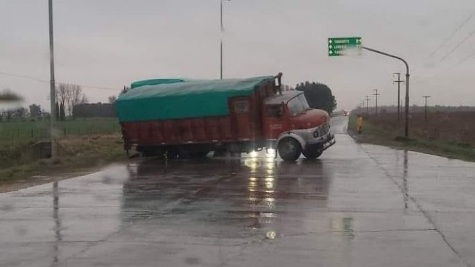 Camión cargado con cebada perdió el control y bloqueó la Ruta 227