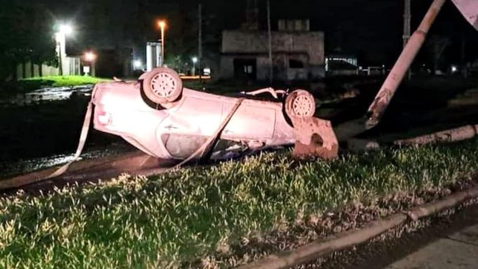 Impresionante choque contra un poste en Quequén: El auto terminó volcado y un joven herido