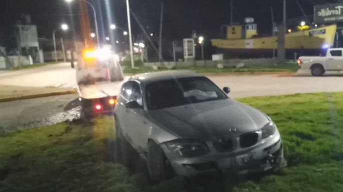 ATR: Perdió el control de un BMW y terminó arriba de la rotonda de 59 y 10