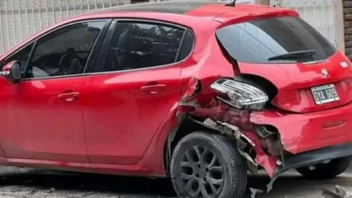 Madrugada accidentada: Un joven al volante chocó con autos estacionados