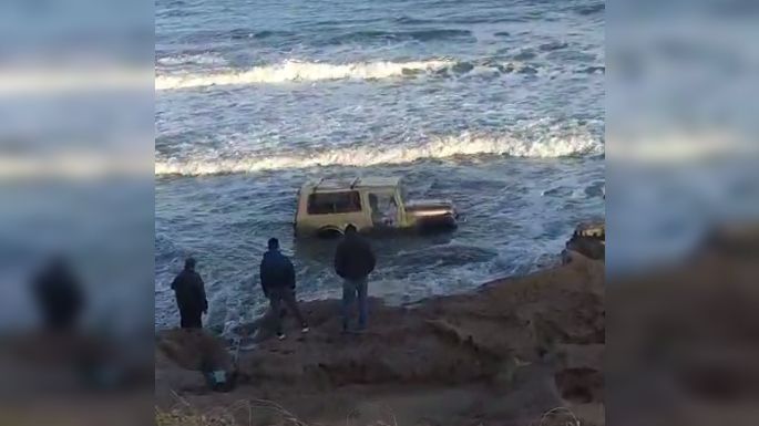 Arduo trabajo para rescatar un jeep que se lo traga el mar