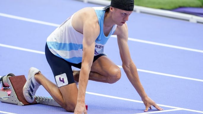 Video: El bonaerense Elián Larregina, de gorrita, se metió en semis de 400 metros y dejó segundo a Francia