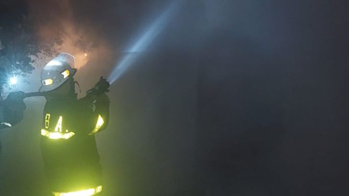 Bomberos apagaron un feroz incendio en una casa de Barrio Parque