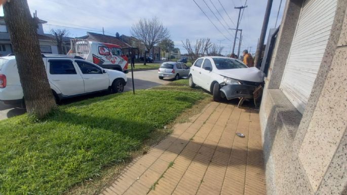 Una joven en estado de ebriedad chocó contra una vivienda en Quequén: Fue aprehendida por resistencia a la autoridad