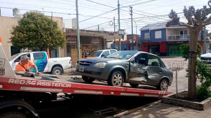 Accidente sin heridos: Un auto y una camioneta chocaron en 50 y 55